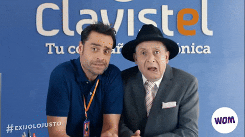 Cliente-empleado-se-miran-y-se-toman-las-manos-clavistel