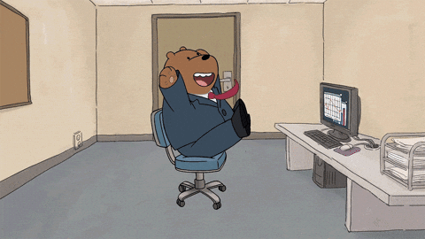 Oso animado con traje y corbata roja está en una oficina, girando alegremente en su silla giratoria con sus brazos levantados, frente a un escritorio con una computadora.