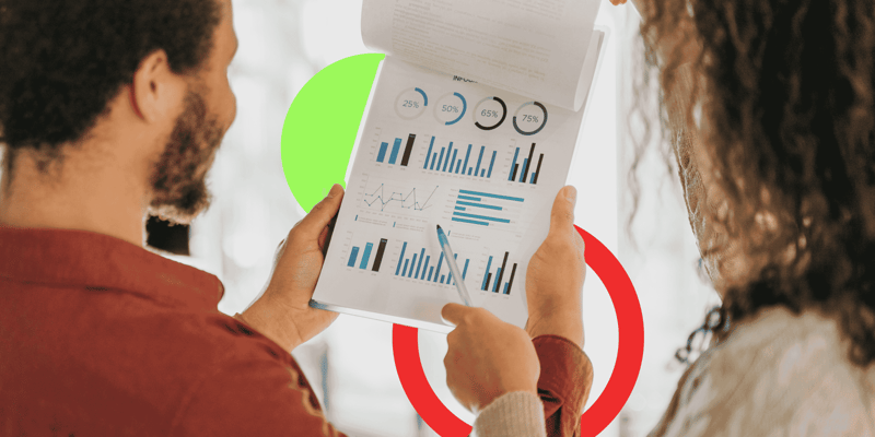 Dos personas revisando un reporte de ventas