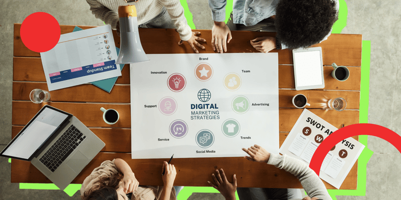 Equipo trabajando en el marketing digital de forma estratégica