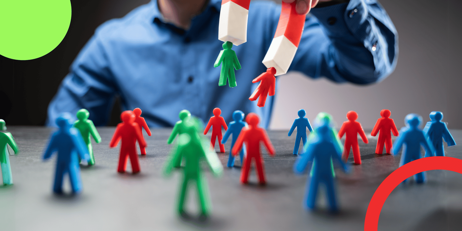 Representación visual de una agencia de marketing y ventas B2B utilizando un imán para atraer clientes potenciales. La imagen muestra figuras de colores (verde, rojo y azul) que representan prospectos cualificados, resaltando estrategias de atracción y segmentación efectivas.